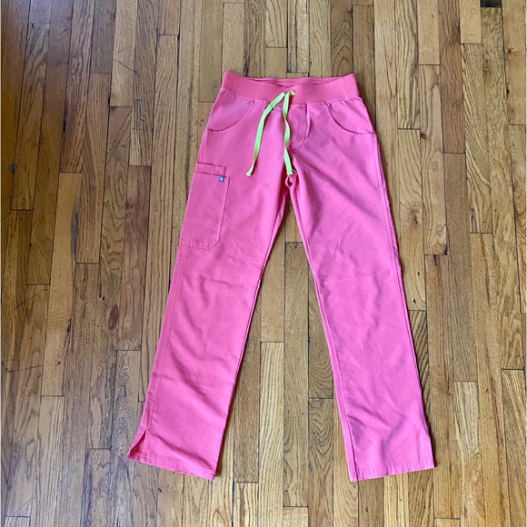 Figs scrub set in neon pink - Picture 2 of 5